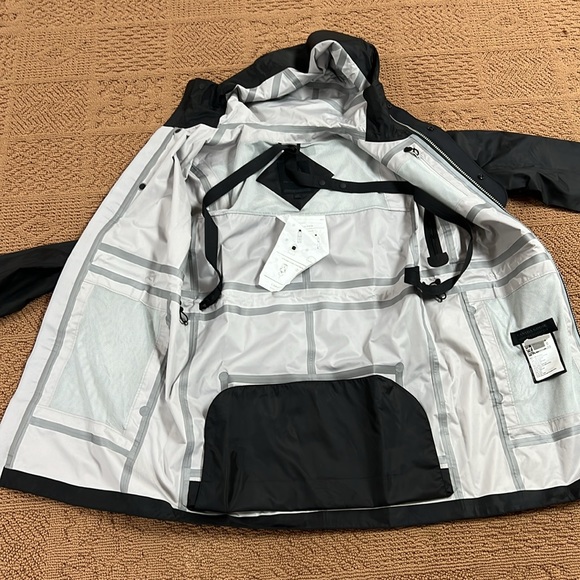 New CANADA GOOSE BLACK LABEL “want les essentials” Packable rain coat size S - Picture 6 of 16